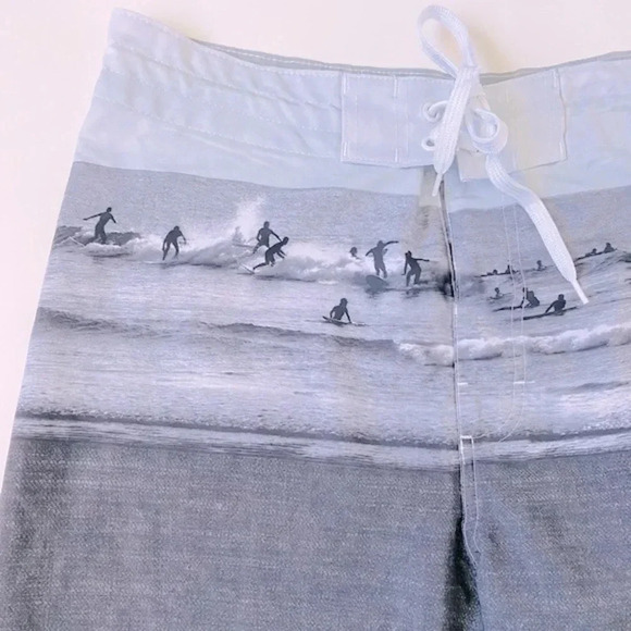 Old Navy Swim Men’s Built-In Flex Board Shorts 32W Surfer Graphic Design - Picture 3 of 7